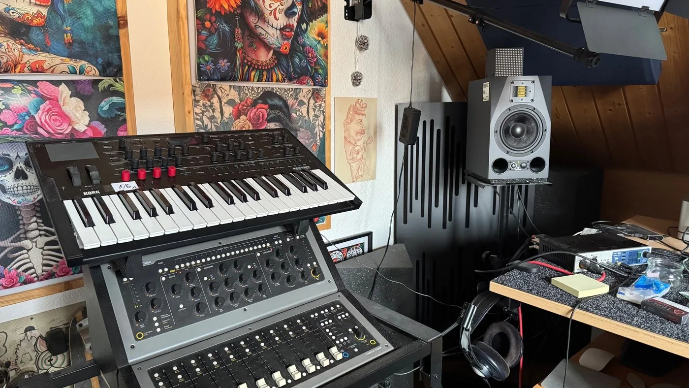 Hardware-Synthesizer und Studioausrüstung für die Musikproduktion und das psychedelische Sounddesign von Synaptic Impact.